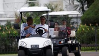 Jokowi dan Obama terlihat berbincang santai di mobil golf yang disetiri langsung oleh Jokowi. Tampak beberapa kali keduanya tertawa. Di belakang mobil golf mereka, ada mobil golf yang ditumpangi Ibu Negara Iriana dan putra Jokowi, Kaesang Pangarep, yang mengikuti. REUTERS/Agoes Rudianto.