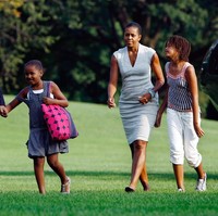 Inilah foto throwback saat Malia dan Sasha masih kecil. Keluarga Barack Obama terkenal dengan keharmonisan dan kekompakannya..  Foto: Getty Images