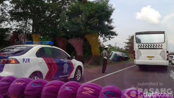 Bus Kecelakaan di KM 54 Tol Cikampek, Ada Korban Luka