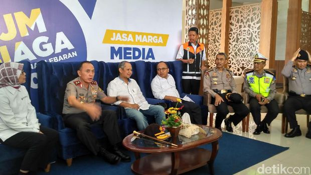 Kapolda Metro Jaya Irjen M Iriawan mengecek arus balik di gerbang Tol Cikarang Utama.