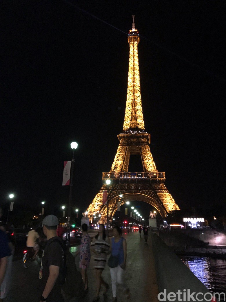 Detiknews Paris | cahaya menara eiffel dipadamkan demi somalia Detiknews Paris | cahaya menara eiffel dipadamkan demi somalia