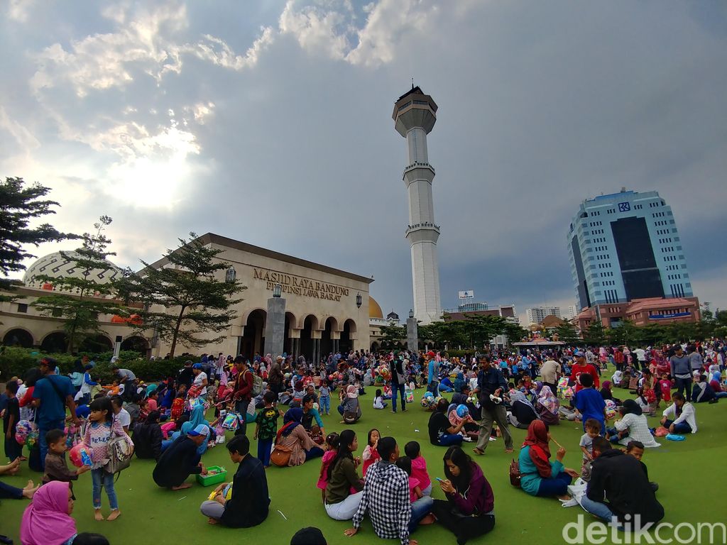 taman alun-alun bandung banyak wisatawan