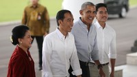Mengenakan kemeja berwarna abu-abu, Obama tiba sekitar pukul 15.30 WIB, Jumat (30/6/2017). Tidak ada penyambutan khusus karena Obama datang atas undangan Presiden Jokowi, yang menyambut dengan mengenakan kemeja berwarna putih. REUTERS/Dita Alangkara/Pool.
