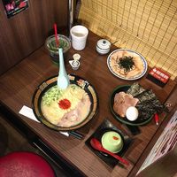 Ramen berkuah kental yang gurih jadi serbuan pengunjung.