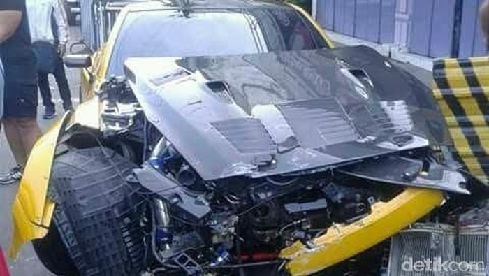 Nissan GT-R Modifikasi Tabrak Trotoar di Solo