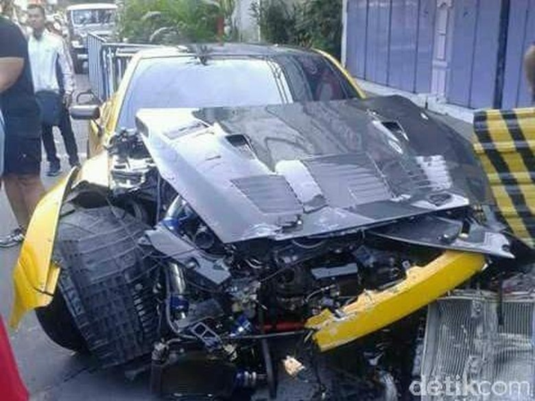 Tabrak Trotoar di Solo Mobil Mewah Ringsek