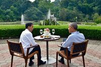 Lagi Gaya Santai Obama Saat Rafting Hingga Makan Bakso di Indonesia