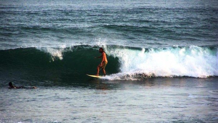 Surfing menaklukkan ombak di Pantai Cimaja, Sukabumi