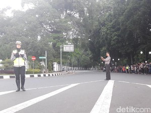 Antusiasme Warga Sambut Obama di Istana Bogor