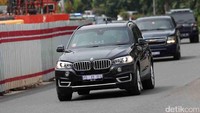 Sejumlah mobil mewah tampak dalam iring-iringan Obama. Namun tidak diketahui mobil yang dinaiki Obama.