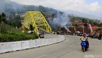Tidak seperti biasanya jembatan Cukang Monteng Kamojang Hill Bridge yang berada di timur Kabupaten Bandung, tepatnya di Desa Laksana, Kecamatan Ibun ramai dipenuhi orang. Pool/Wisma Putra.