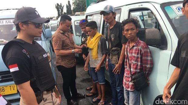 Polisi melakukan razia preman di Terminal Kalideres dan Rawa Buaya.