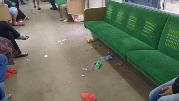 Viral Foto Sampah Berceceran di Gerbong KRL