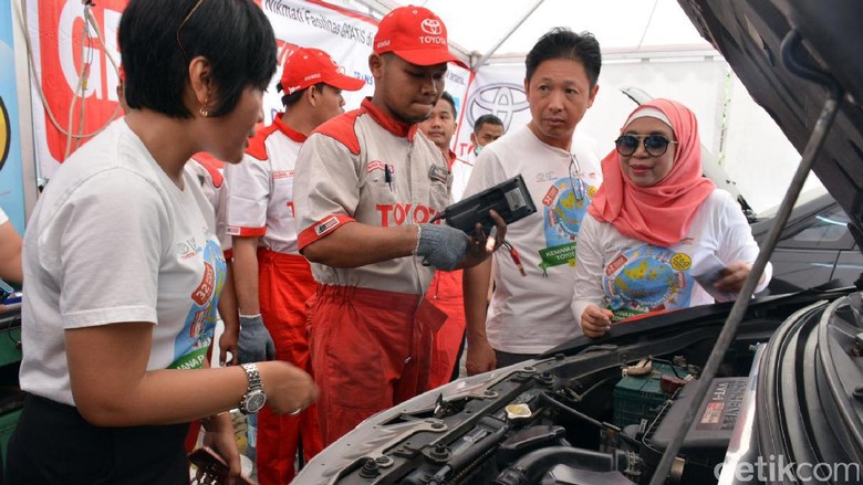 Indah Yuliana dan Widyawati berbincang dengan mekanik Toyota di Posko Mudik KM 57 (Foto: Toyota) Indah Yuliana dan Widyawati berbincang dengan mekanik Toyota di Posko Mudik KM 57 (Foto: Toyota)