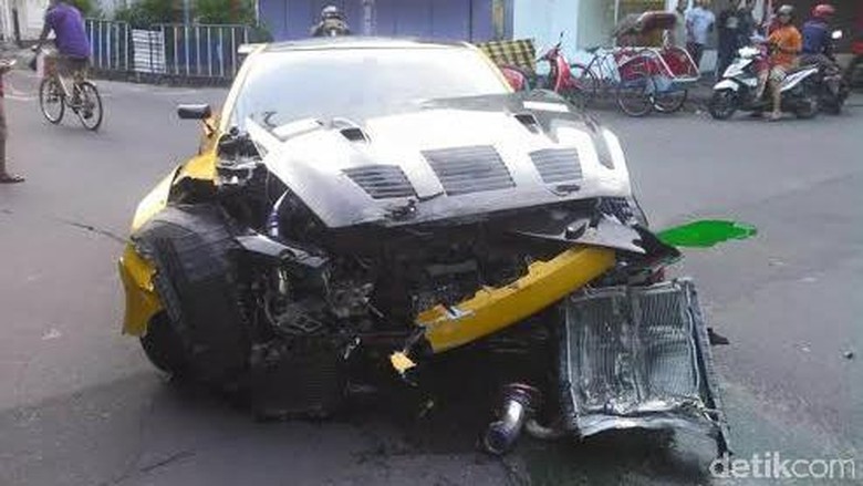 Penampakan Mobil  Sport  Nissan GT R yang Tabrak  Trotoar di Solo