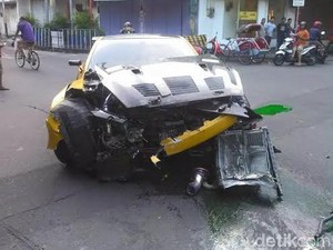Penampakan Mobil Sport Nissan GT-R yang Tabrak Trotoar di Solo