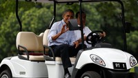 Jokowi bersama Obama menuju Grand Garden Cafe di kawasan Kebun Raya Bogor. Pihak Grand Garden Cafe mengaku sudah dihubungi Istana untuk mempersiapkan beberapa menu makanan, termasuk serabi dan es kelapa. REUTERS/Agoes Rudianto.