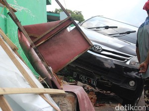 Avanza Seruduk Gerobak Seblak di Garut, Balita Nyaris Terlindas