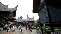 Libur lebaran menjadi momen penting bagi para pengelola tempat wisata, tak terkecuali Taman Mini Indonesia Indah (TMII), Jakarta. Jumlah pengunjung tempat wisata seperti TMII mengalami peningkatan dibanding hari biasa.