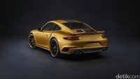 Bagian belakang Porsche 911 Turbo S Seri Eksklusif diperkaya dengan Turbo Aerokit di wing belakang, apron belakang yang baru, ram-udara dan sistem pembuangan dengan dua pipa knalpot yang terbuat dari stainless stell dalam hitam. Foto: Porsche