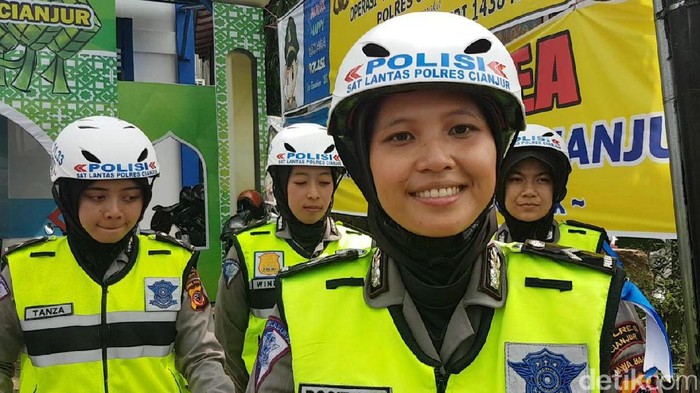 Gesitnya Polwan Berhijab yang Gowes Urai Kemacetan di Cianjur