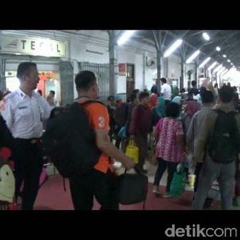 Arus Balik dari Stasiun KA Tegal Membludak