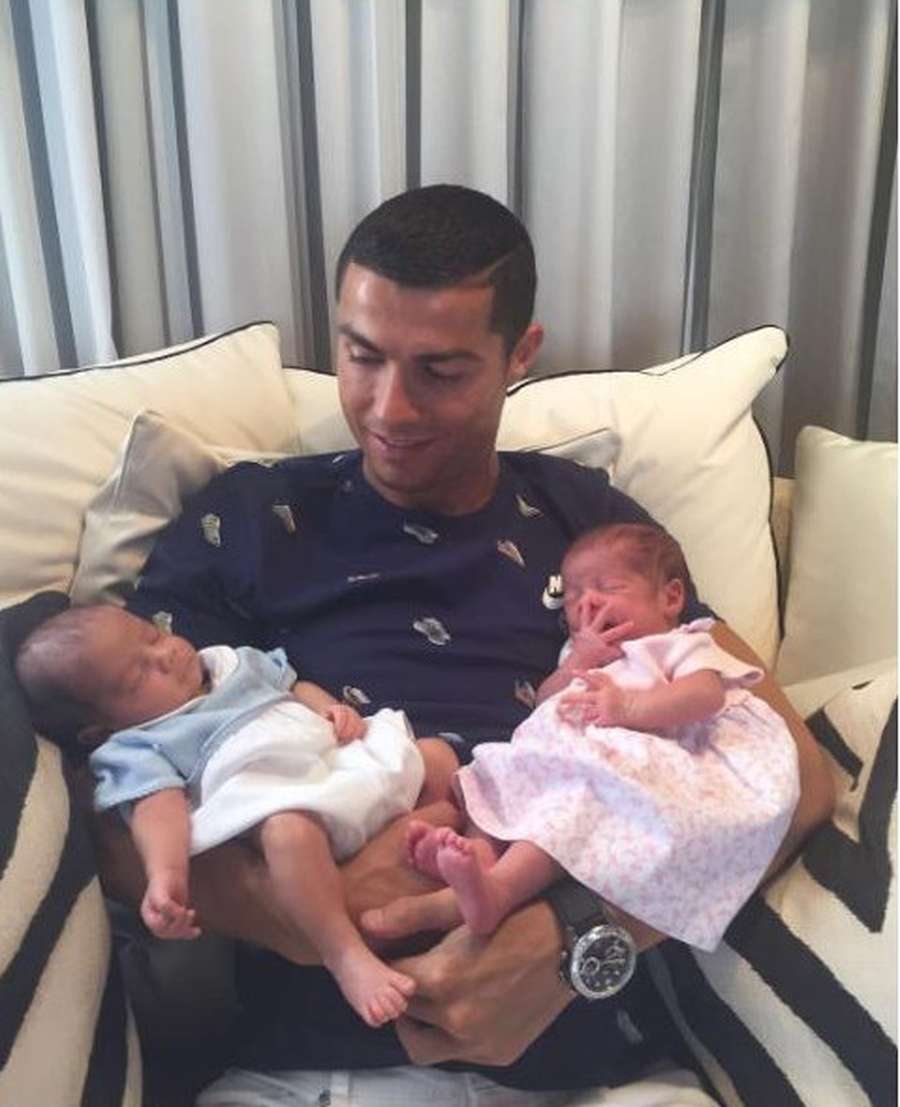 Perdana Bayi Kembar Ronaldo Dan Rumor Georgina Hamil