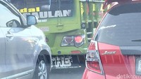 Menurut Eza, pengirim foto, truk terlihat melintas di tol Cikampek saat perjalanan balik ke Jakarta. Foto: Eza