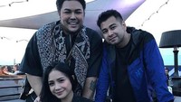 Di Amsterdam, Raffi Ahmad dan Nagita Slavina juga bertemu dengan rekan sesama selebriti, Ivan Gunawan. Foto: Instagram raffinagita1717
