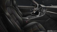 enaga itu lebih besar 27 hp, dibandingkan versi standar 911 Turbo S. Mobil sport tersebut diselesaikan dengan tangan di Porsche Exclusive Manufaktur yang baru di kantor pusat Zuffenhausen.  Foto: Porsche