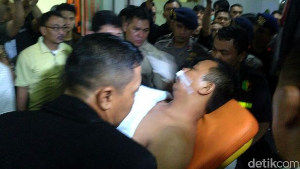 2 Anggota Brimob yang Ditusuk Dipindahkan ke RS Polri