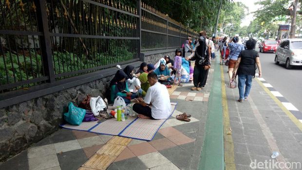 Suasana aktivitas warga di sekitar Istana Bogor jelang kedatangan Obama.