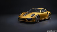 Mobil Porsche 911 Turbo S Seri Eksklusif dibuat beda berkat warna cat Kuning Emas Metalik yang eksklusif dan komponen-komponen karbon, seperti bonnet, atap dan side skirts. Foto: Porsche