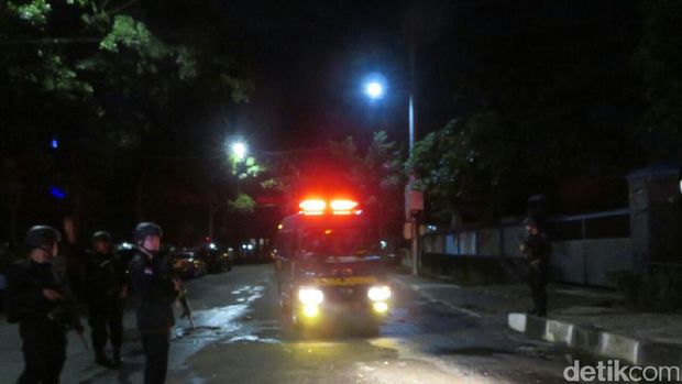 Dua unit ambulans meninggalkan tempat kejadian perkara (TKP) penusukan anggota Brimob di masjid. 