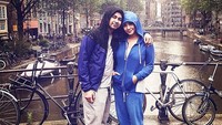 Momen kemesraan Raffi Ahmad dan Nagita Slavina membuat netizen iri. Foto: Instagram raffinagita1717
