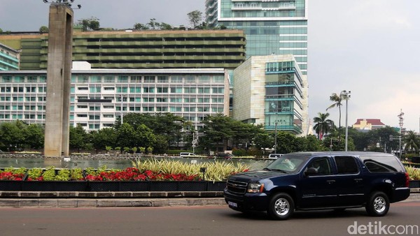 Iring-iringan Mobil Obama Melintas di Bundaran HI