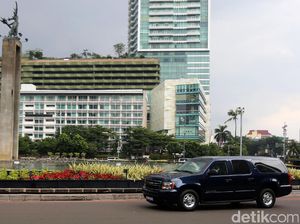 Iring-iringan Mobil Obama Melintas di Bundaran HI