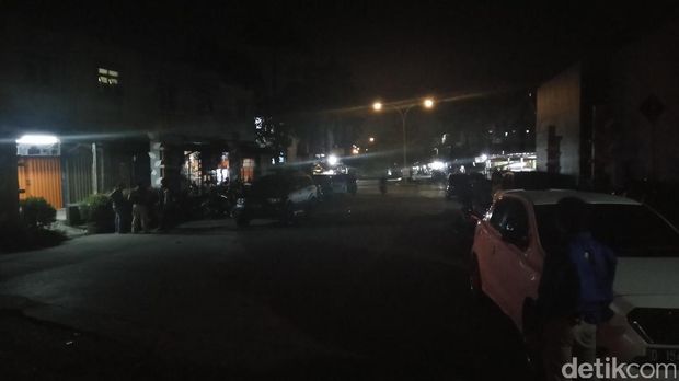 Polisi Berjaga di Rumah Terduga Penusukan 2 Anggota Brimob