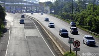 Sementara itu, pantauan di GT Tol Cileunyi, petugas tol masih memberlakukan Jemput Kendaraan (JKr) untuk memberikan kartu tol ke pengguna jalan. Volume kendaraan pun yang masuk GT Cileunyi lebih padat dibandingkan keluar.
