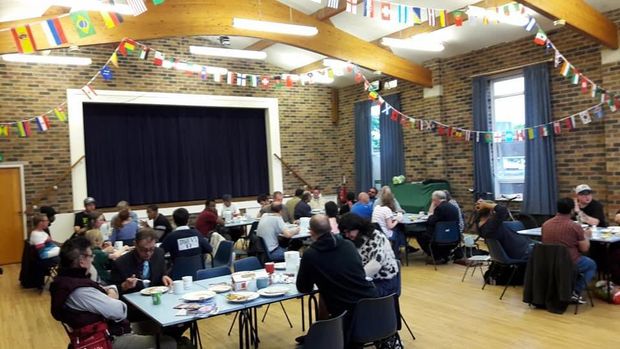 Para tuna wisma menyantap hidangan