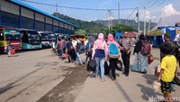 Diperkirakan jumlah pemudik yang kembali dari Sumatera ke Jawa akan terus meningkat hingga malam nanti. Diprediksi puncak arus balik di Terminal Merak akan terjadi malam nanti.