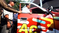 Menhub pun menjajal angkor ber-AC tersebut.