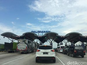 Pemudik Menepi di Bahu Jalan, Tol Cipali Padat di KM 177