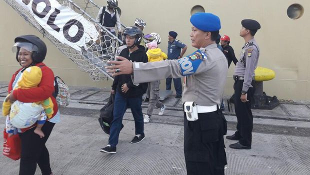 HUT Ke-71 Bhayangkara, Polisi Sambut Pemudik di Pelabuhan 