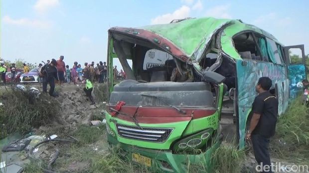 Bus Restu terguling ke sawah jadi tontonan warga