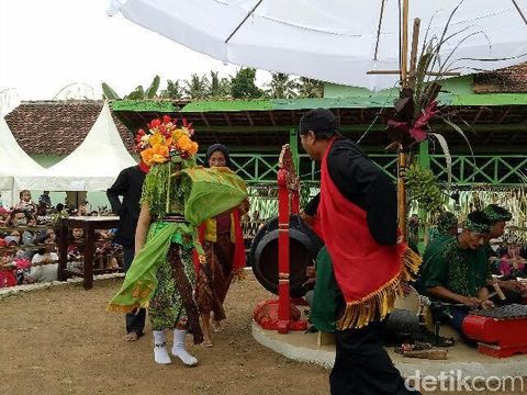 Fadia Penari Seblang di Desa Olehsari 