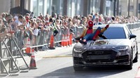 Dengan duduk di atas kap mobil, sambil berselfie ria. Bahkan Spider-Man coba berinteraksi dengan para pengunjung untuk melakukan foto bersama. Foto: Pool (Inautonews)