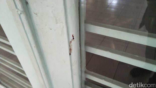 Bercak darah di bagian pintu masjid.