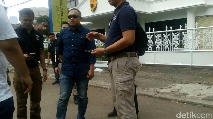 Kasubdit Jatanras Polda Metro Susuri TKP Penusukan 2 Anggota Brimob