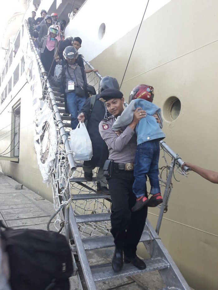 HUT Ke-71 Bhayangkara, Polisi Sambut Pemudik di Pelabuhan Priok